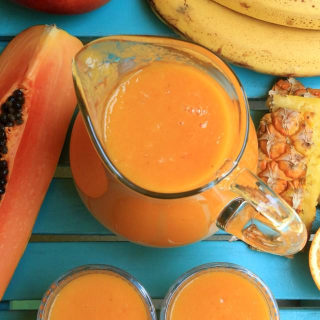 ภาพประกอบบทความ ชวนทำสูตร Tropical fruit smoothie สมูทตี้สีสวย อร่อยหวานล้ำได้คุณค่าจากผลไม้เขตร้อน 