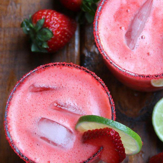 ภาพประกอบบทความ แจกสูตร Strawberry Margarita เครื่องดื่มทำง่าย หวานเปรี้ยวโดนใจรับฤดูร้อน 