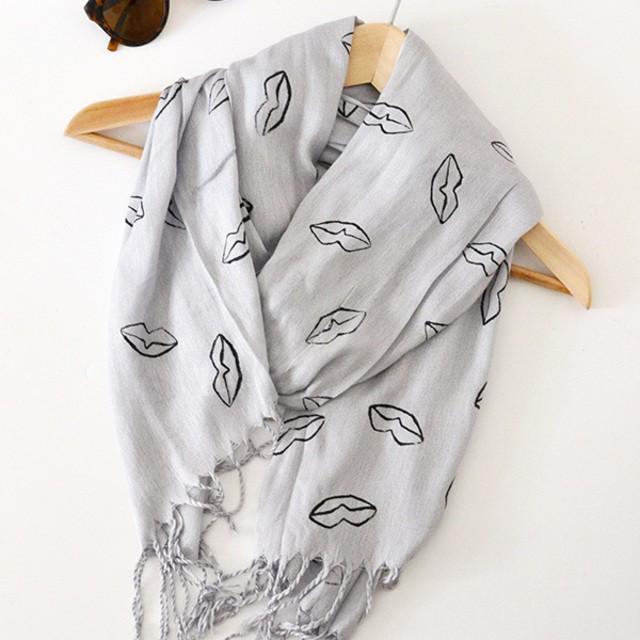 ภาพประกอบบทความ DIY Lip Print Scarf ผ้าพันคอลายริมฝีปาก ความสวยเริ่ดฉบับสบายกระเป๋า 👍