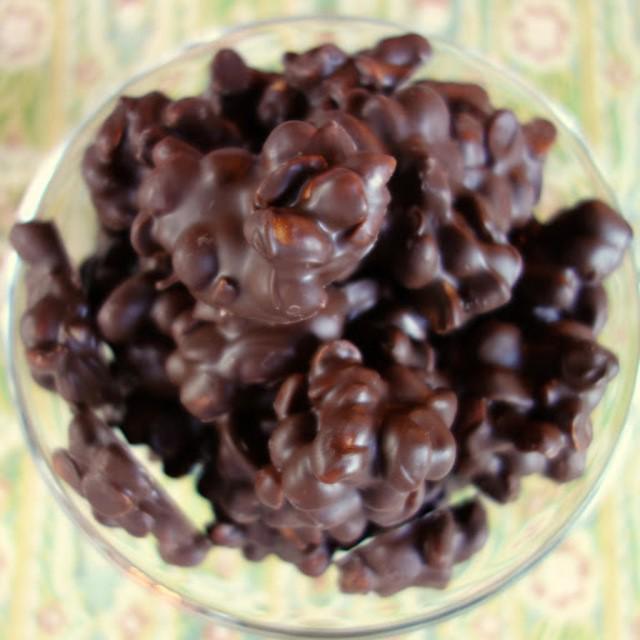 ตัวอย่าง ภาพหน้าปก:Easy Peanut Chocolate Thingies ขนมถั่วลิสงเคลือบสุดฟิน ได้รสช็อกโกแลตเต็มคำ