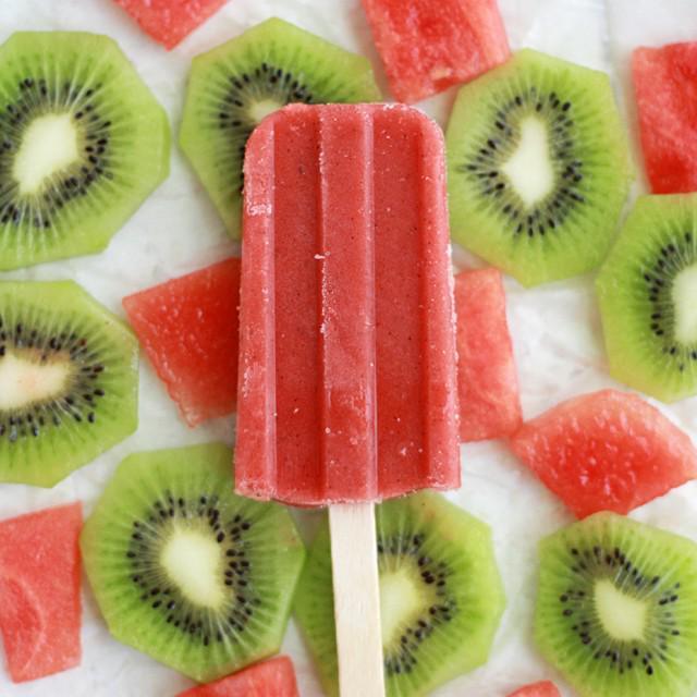 ตัวอย่าง ภาพหน้าปก:สูตร Strawberry Watermelon Kiwi Popsicles ไอติมแท่งสีสวย เติมพลังแจกความสดใส