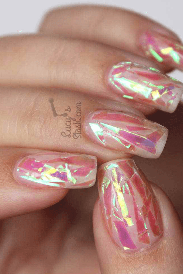 รูปภาพ:http://fustany.com/images/en/photo/large_fustany-beauty-nails-shattered_glass_nail_art-4.png