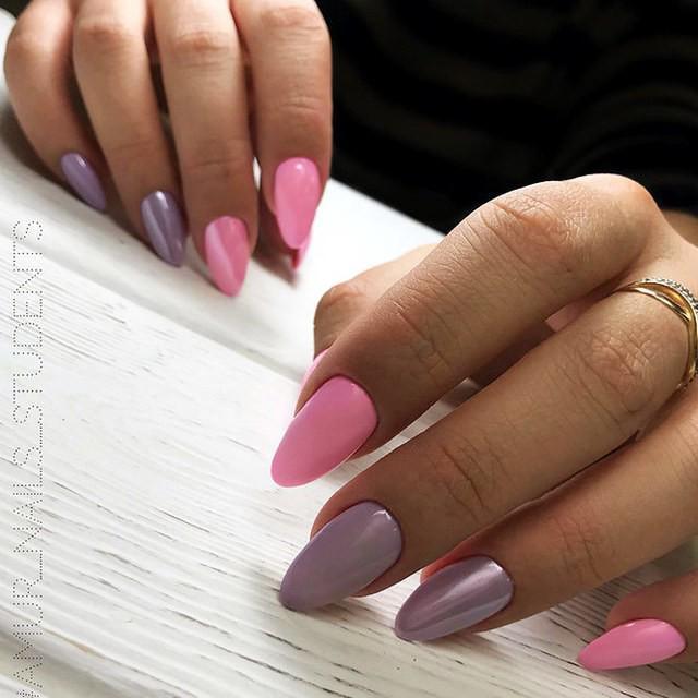 รูปภาพ:http://glaminati.com/wp-content/uploads/2018/03/almond-shaped-nails-long-pink-purple-design.jpg