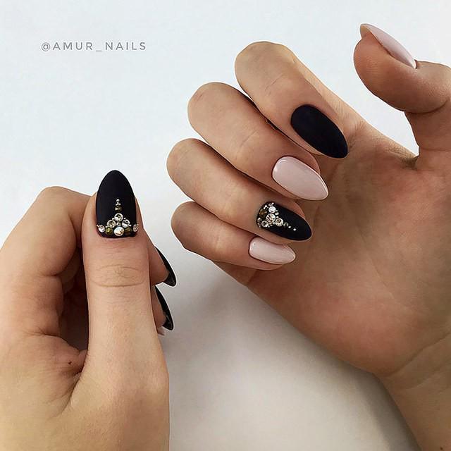 รูปภาพ:http://glaminati.com/wp-content/uploads/2018/03/almond-shaped-nails-pink-black-matte-rhinestones-design.jpg