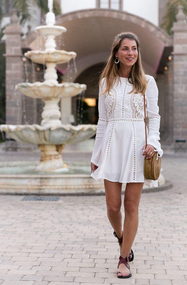 รูปภาพ:https://veja-du.de/wp-content/uploads/2017/06/round-bali-bag-straw-summer-dress-white-chicwish-isabel-marant-sandals-outfit-2017-trends-fashion-blog-10-von-21-800x1217.jpg