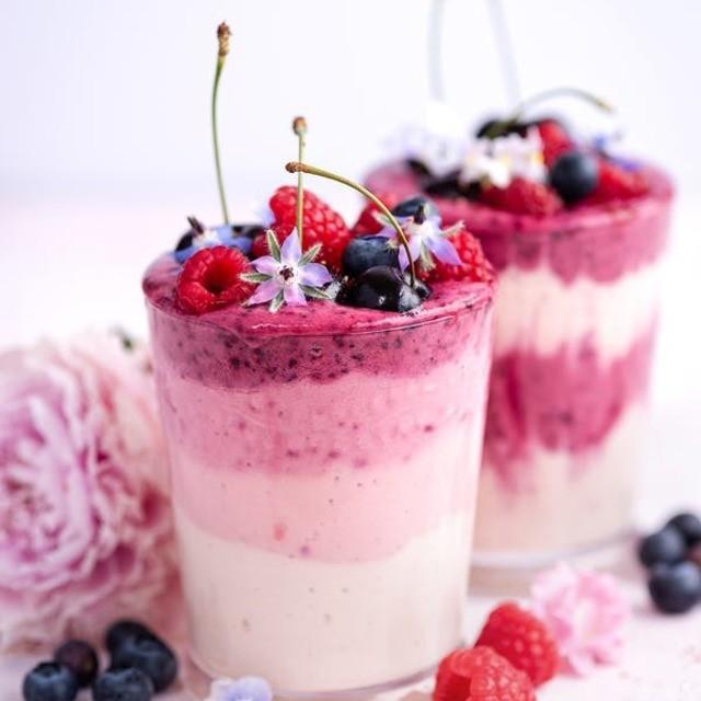 ภาพประกอบบทความ Layered Berry Ombre Smoothie  สูตรสมูทตี้หวานเย็นชื่นใจ หน้าตาสวยจนแทบไม่กล้าดื่ม 