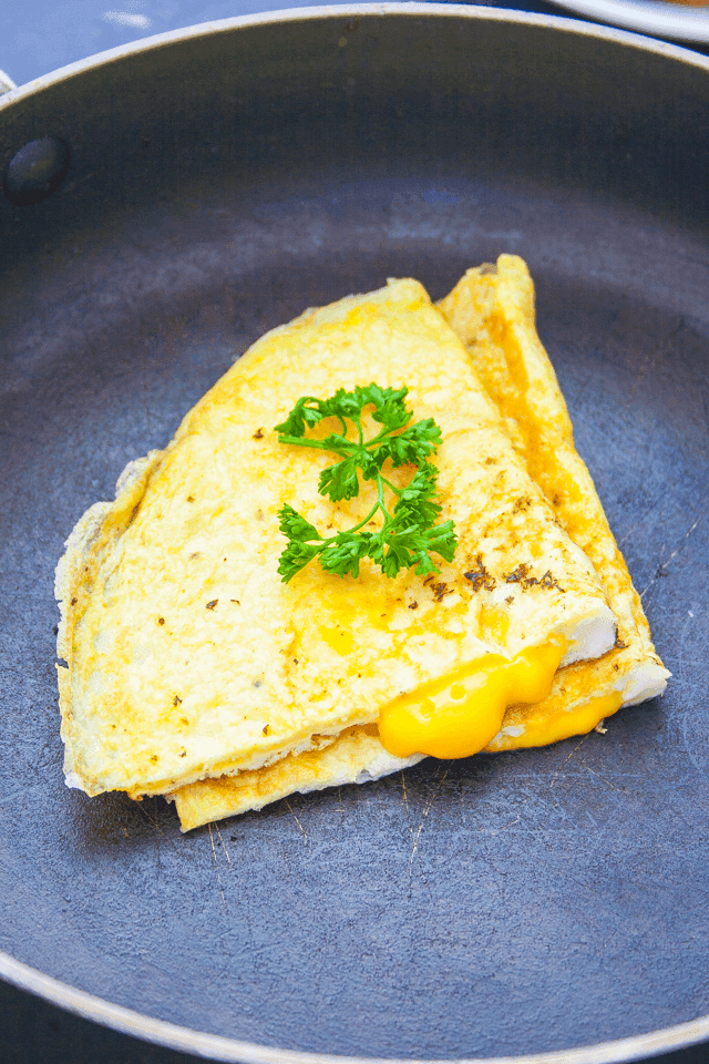 รูปภาพ:https://i0.wp.com/www.improvoven.com/wp-content/uploads/2015/08/how-to-make-easy-cheese-omelette-web3.png?resize=640%2C960