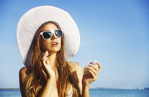 รูปภาพ:http://wac.450f.edgecastcdn.net/80450F/wbsm.com/files/2014/06/Woman-in-wide-brimmed-hat-and-sunglasses-applying-sunscreen-at-beach-186957862-Credit-iStock-630x410.jpg