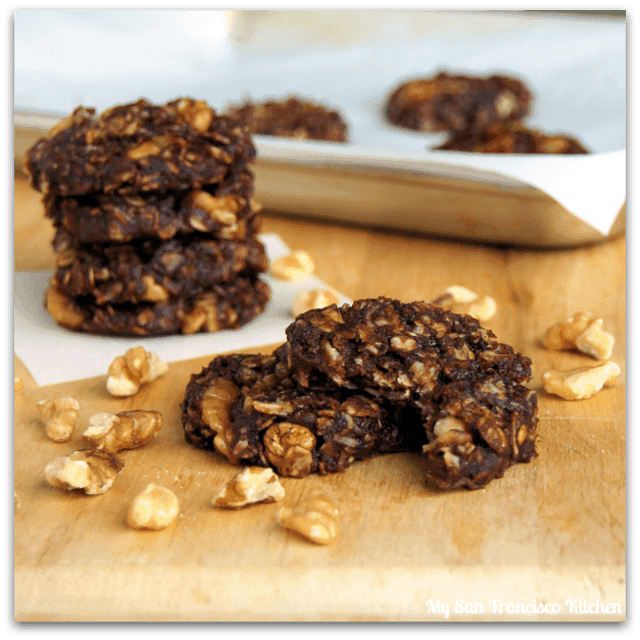 ภาพประกอบบทความ อร่อยฟิน ๆ No-Bake Chocolate Coconut Walnut Cookies ทำง่ายแบบไม่ต้องอบ