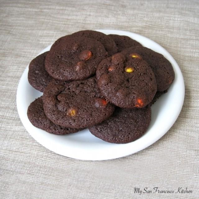ตัวอย่าง ภาพหน้าปก:มาทำขนมกัน Chocolate Reese’s Pieces Cookies สูตรคุกกี้ดีๆ ที่น่าลองทำดู