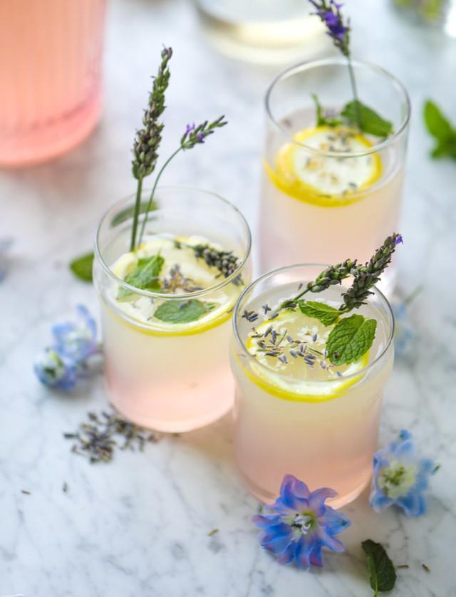 รูปภาพ:https://www.howsweeteats.com/wp-content/uploads/2017/07/lavender-mint-lemonade-I-howsweeteats.com-8.jpg