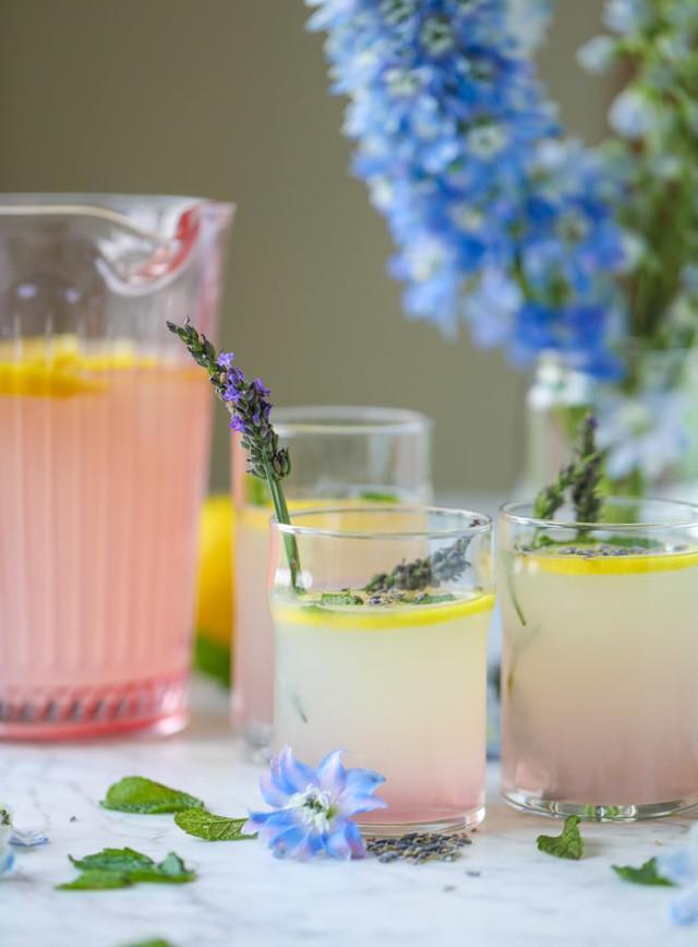 รูปภาพ:https://www.howsweeteats.com/wp-content/uploads/2017/07/lavender-mint-lemonade-I-howsweeteats.com-9.jpg