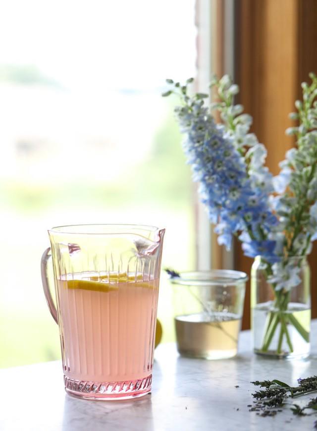 รูปภาพ:https://www.howsweeteats.com/wp-content/uploads/2017/07/lavender-mint-lemonade-I-howsweeteats.com-2.jpg