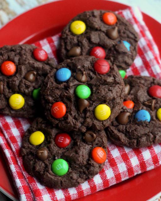 รูปภาพ:http://lilluna.com/wp-content/uploads/2014/01/Easy-Quick-Chocolate-Chip-MM-Cake-Cookies1.jpg