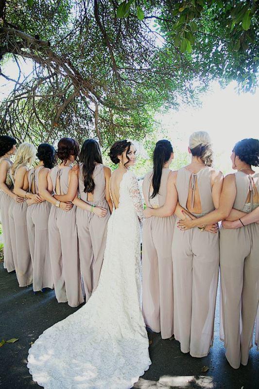 รูปภาพ:https://i.weddingomania.com/2015/12/the-hottest-wedding-trend-25-stylish-bridesmaids-jumpsuits-2.jpg