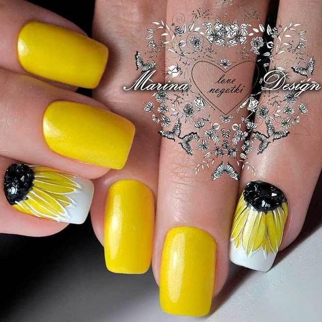 รูปภาพ:https://naildesignsjournal.com/wp-content/uploads/2018/05/yellow-flowers-nails-squoval-black-rhinestones.jpg