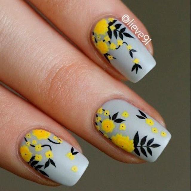 รูปภาพ:https://naildesignsjournal.com/wp-content/uploads/2018/05/yellow-flowers-nails-squoval-matte-grey.jpg