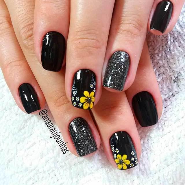 รูปภาพ:https://naildesignsjournal.com/wp-content/uploads/2018/05/yellow-flowers-nails-squoval-black-glitter-accent.jpg