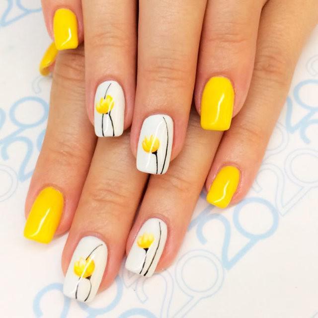 รูปภาพ:https://naildesignsjournal.com/wp-content/uploads/2018/05/yellow-flowers-nails-squoval-white-tulip.jpg
