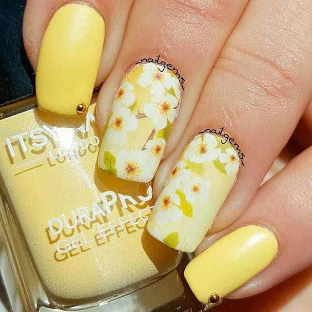 รูปภาพ:https://naildesignsjournal.com/wp-content/uploads/2018/05/yellow-flowers-nails-squoval-blossom-sticker.jpg
