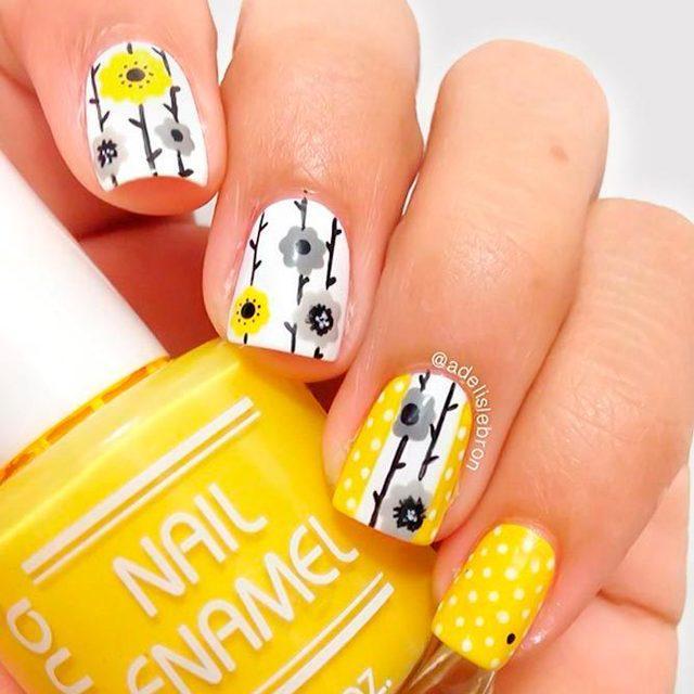 รูปภาพ:https://naildesignsjournal.com/wp-content/uploads/2018/05/yellow-flowers-nails-square-black-white-dots.jpg