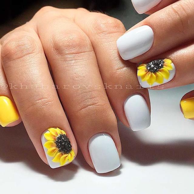 รูปภาพ:https://naildesignsjournal.com/wp-content/uploads/2018/05/yellow-flowers-nails-short-square-white-3d.jpg