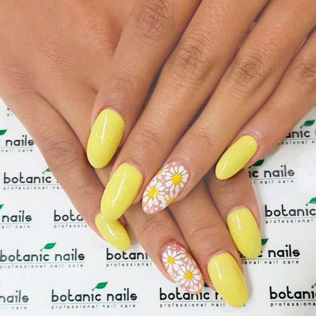 รูปภาพ:https://naildesignsjournal.com/wp-content/uploads/2018/05/yellow-flowers-nails-oval-white-daisies.jpg