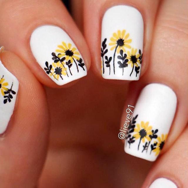 รูปภาพ:https://naildesignsjournal.com/wp-content/uploads/2018/05/yellow-flowers-nails-square-white-hand-painted.jpg