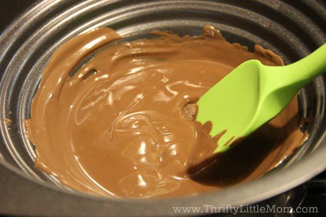 รูปภาพ:http://thriftylittlemom.com/wp-content/uploads/2014/11/Chocolate-Covered-Mini-Oreo-Bites-Melt.jpg