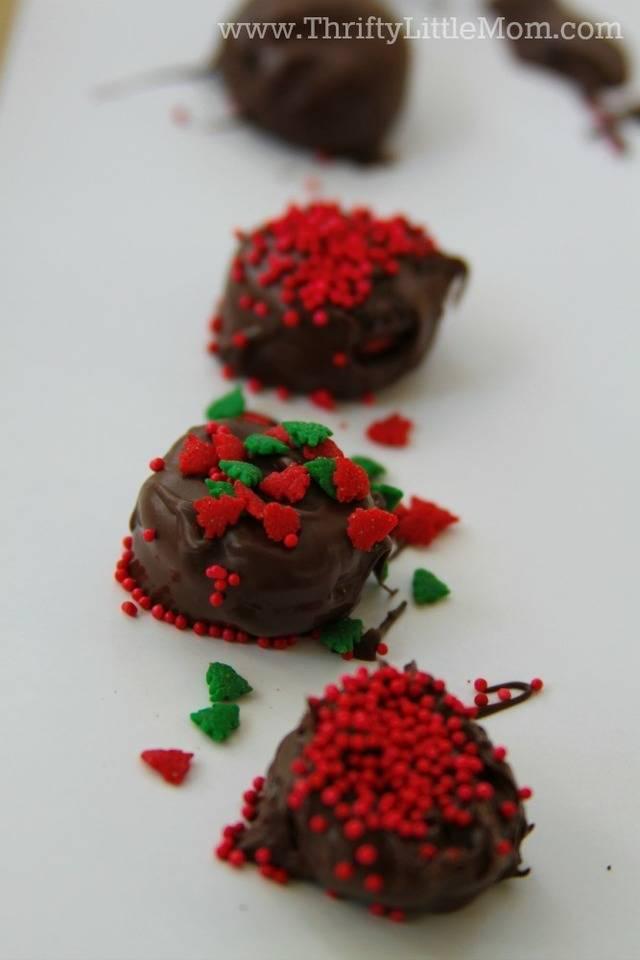 รูปภาพ:http://thriftylittlemom.com/wp-content/uploads/2014/11/Chocolate-Covered-Mini-Oreo-Bites-Sprinkled.jpg