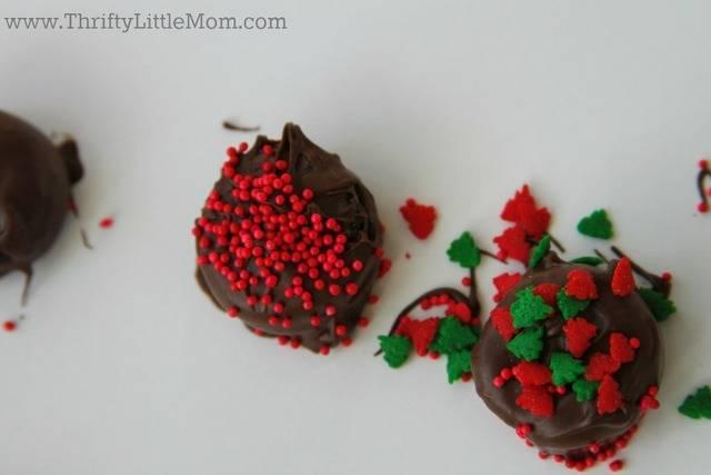 รูปภาพ:http://thriftylittlemom.com/wp-content/uploads/2014/11/Chocolate-Covered-Mini-Oreo-Bites-Close-Up.jpg