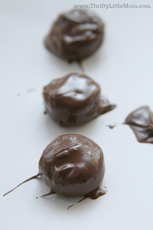 รูปภาพ:http://thriftylittlemom.com/wp-content/uploads/2014/11/Chocolate-Covered-Mini-Oreo-Bites-Dipping.jpg