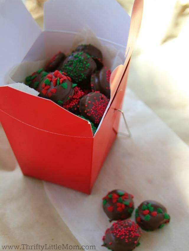 รูปภาพ:http://thriftylittlemom.com/wp-content/uploads/2014/11/Chocolate-Covered-Mini-Oreo-Bites-Take-Out-Box.jpg