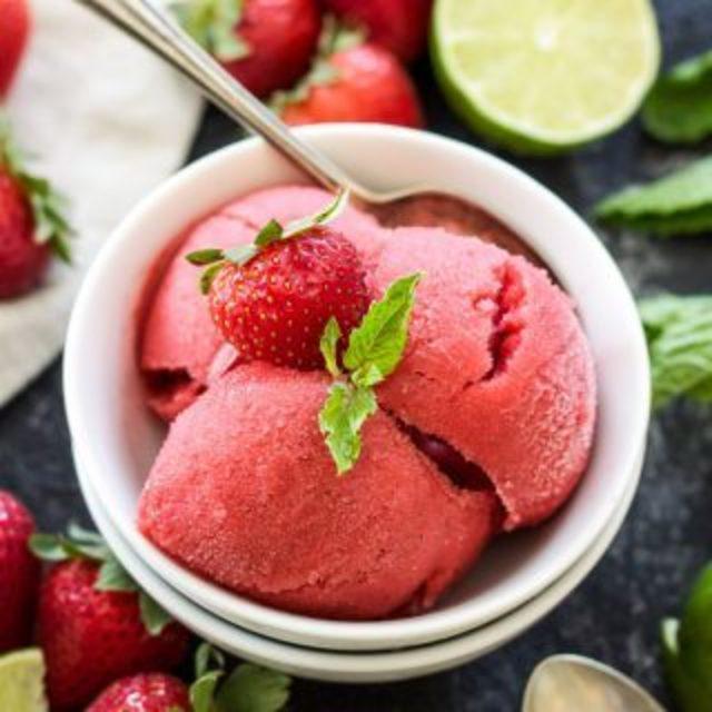 ภาพประกอบบทความ แจกสูตร STRAWBERRY MOJITO ICE CREAM จับค็อกเทลสูตรเด็ด มาเป็นไอติมสตรอว์เบอร์รี่ 