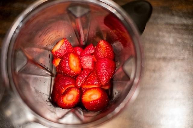 รูปภาพ:https://babygizmo.com/wp-content/uploads/2015/07/Strawberries-in-Blender.jpg