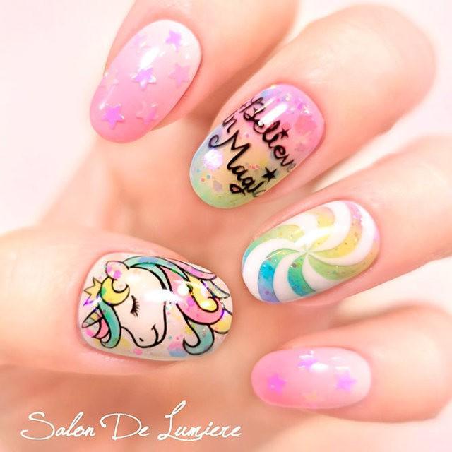 รูปภาพ:https://naildesignsjournal.com/wp-content/uploads/2018/05/unicorn-nails-rounded-hand-painted-sweet.jpg