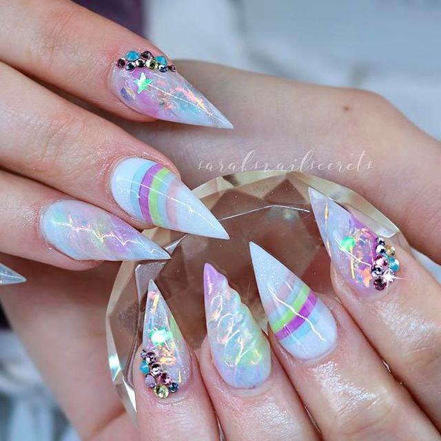รูปภาพ:https://naildesignsjournal.com/wp-content/uploads/2018/05/unicorn-nails-stiletto-rainbow-rainbow-rhinestones.jpg