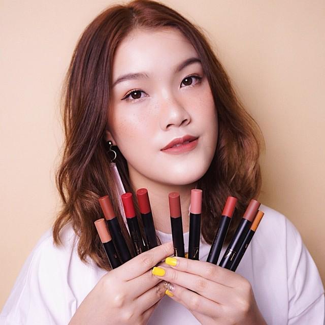 ภาพประกอบบทความ { Review } Merrezca Lip Velvet Pencil ลิปดินสอถูกและดีมีอยู่จริง !