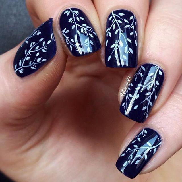 รูปภาพ:https://lh3.googleusercontent.com/-kpzOGfLcxx8/WrwjG_aOgzI/AAAAAAAAL3A/9lGoKCqaPgEcgc_rnCGGAdvU_HRH7eGiACHMYCw/s0/cobalt-blue-nails-designs-glossy-white-floral-pattern.jpg