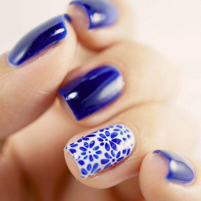 รูปภาพ:https://lh3.googleusercontent.com/-mfHHeIX35so/WrwjLdTz2uI/AAAAAAAAL3Y/De3BOcx4rzgidQNaRCEIb8fNVdfRsafigCHMYCw/s0/cobalt-blue-nails-designs-white-accent-porcelain-floral-pattern.jpg