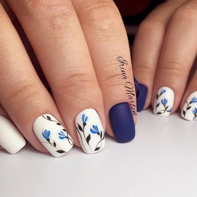 รูปภาพ:https://lh3.googleusercontent.com/-4I6O1oO24mI/WrwjIavH1tI/AAAAAAAAL3I/daYqxO9PNZYNdym5QZwHkSk_0KOHK2FfgCHMYCw/s0/cobalt-blue-nails-designs-floral-pattern-white-base.jpg