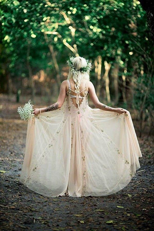 รูปภาพ:https://i2.wp.com/www.ecstasycoffee.com/wp-content/uploads/2018/05/Patterned-boho-wedding-dress.jpg?w=600