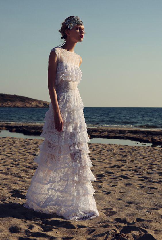 รูปภาพ:https://i2.wp.com/www.ecstasycoffee.com/wp-content/uploads/2018/05/Greek-designers-gowns-provide-elegance-with-a-hint-of-boho..jpg?w=564