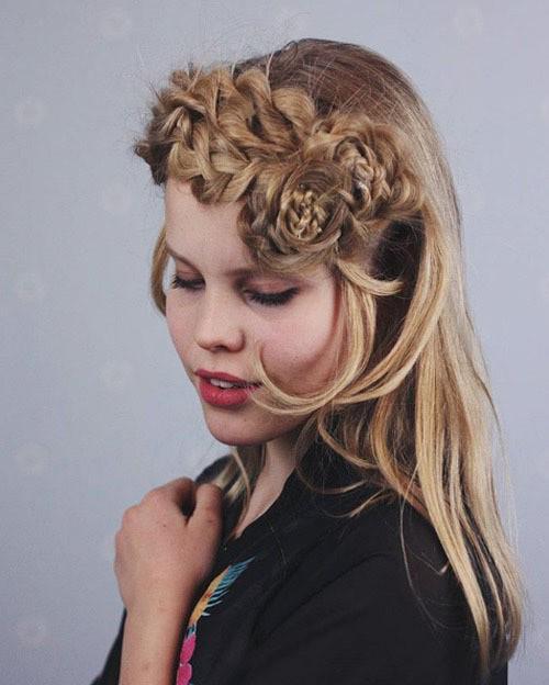 รูปภาพ:http://styleskinner.com/wp-content/uploads/2018/04/459-headband-floral-braids.jpg