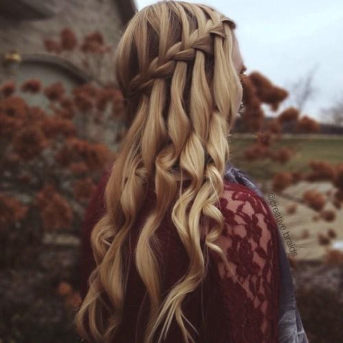 รูปภาพ:http://pophaircuts.com/images/2016/12/20-ultra-pretty-waterfall-hairstyles-5.jpg