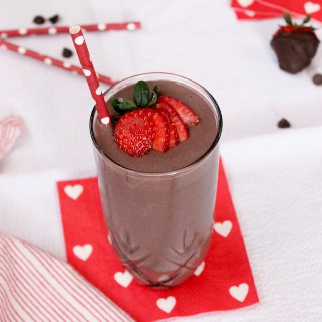 รูปภาพ:https://jessicalevinson.com/wp-content/uploads/2016/02/Dark-Chocolate-Strawberry-Smoothie.jpg
