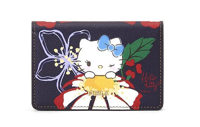 รูปภาพ:https://tomandlorenzo.com/wp-content/uploads/2018/05/Furla-Hello-Kitty-Collection-Bags-Accessories-Fashion-Tom-Lorenzo-Site-8.jpg