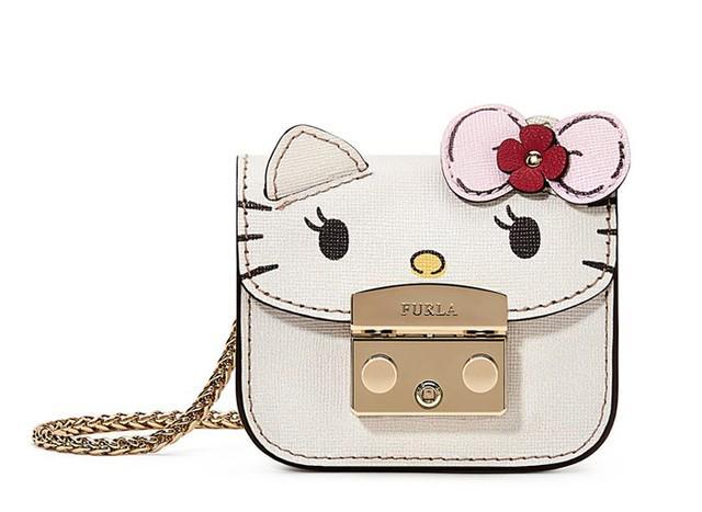 รูปภาพ:https://tomandlorenzo.com/wp-content/uploads/2018/05/Furla-Hello-Kitty-Collection-Bags-Accessories-Fashion-Tom-Lorenzo-Site-6.jpg