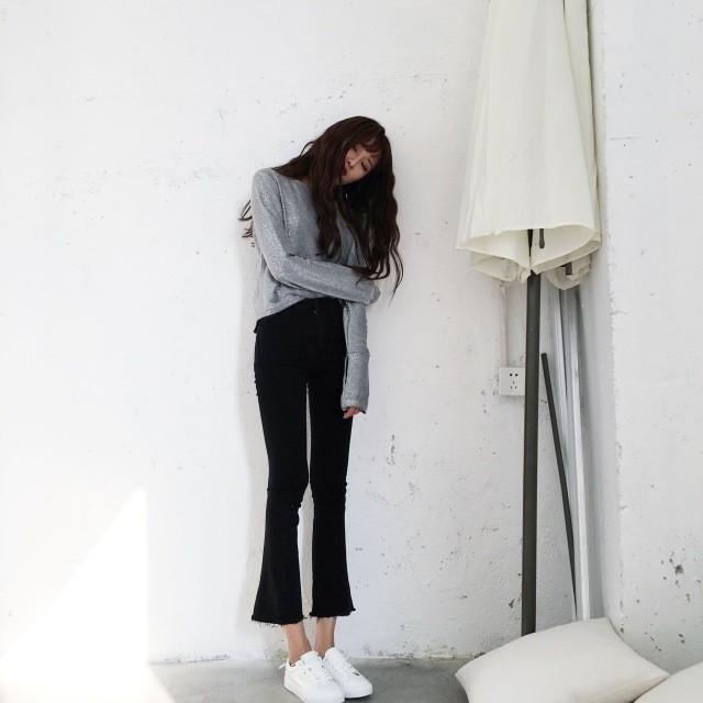รูปภาพ:https://ae01.alicdn.com/kf/HTB1PVOAOFXXXXXUaXXXq6xXFXXX8/Black-Flare-Jeans-Bell-Bottom-Pants-Wide-Leg-Jeans-Korean-High-Waisted-Ulzzang-Harajuku-Bodysuit-Women.jpg_640x640.jpg