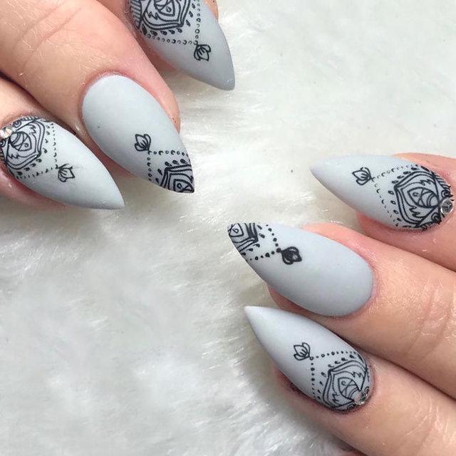 รูปภาพ:https://naildesignsjournal.com/wp-content/uploads/2018/05/mandala-designs-nails-ideas-grey-matte-short-stilettos.jpg